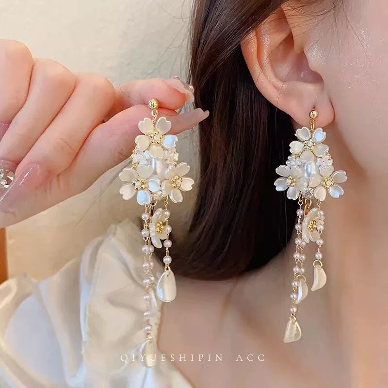 Long-Style Retro Glamorous Sweet Flower Tassel Earrings image 1
