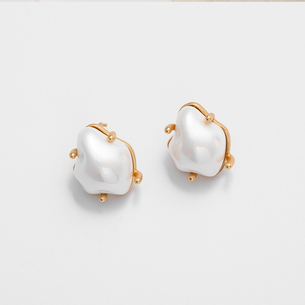 Luxurious Exclusive Minimalist High-end Irregularly-shaped Cloud Pearl Lustrous Stud Earrings image 3