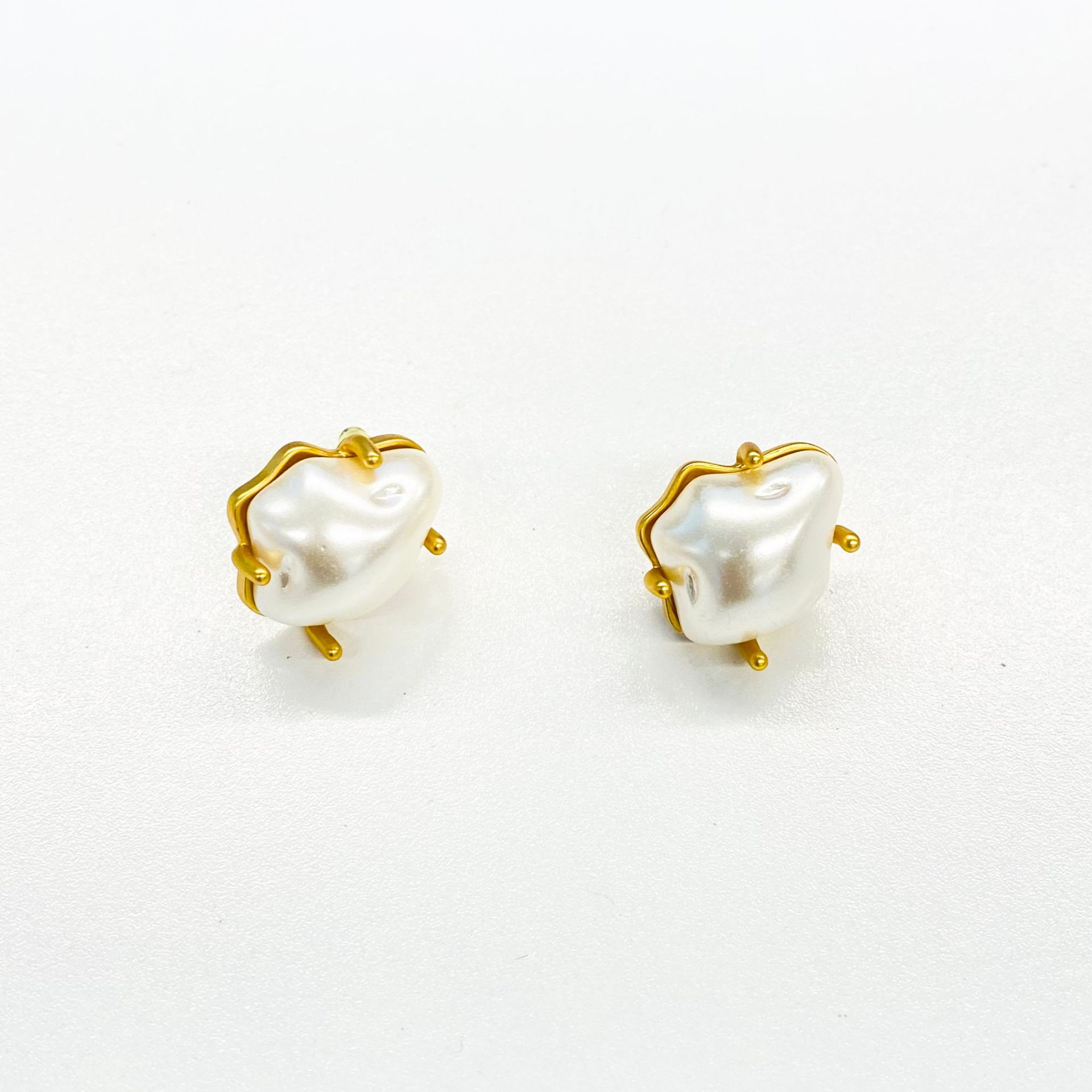 Luxurious Exclusive Minimalist High-end Irregularly-shaped Cloud Pearl Lustrous Stud Earrings image 2